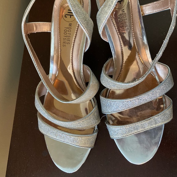 Sparkly glittery mootsie tootsie silver heels - daughter worn it once for prom - Picture 2 of 7